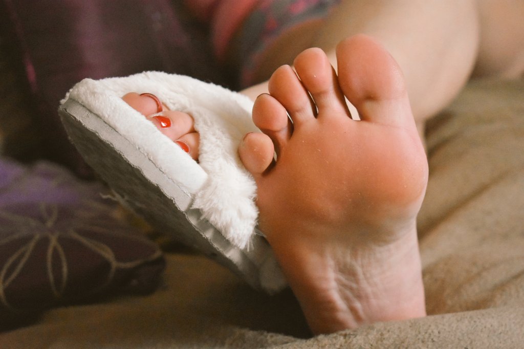 Wide Slippers For Swollen Feet 